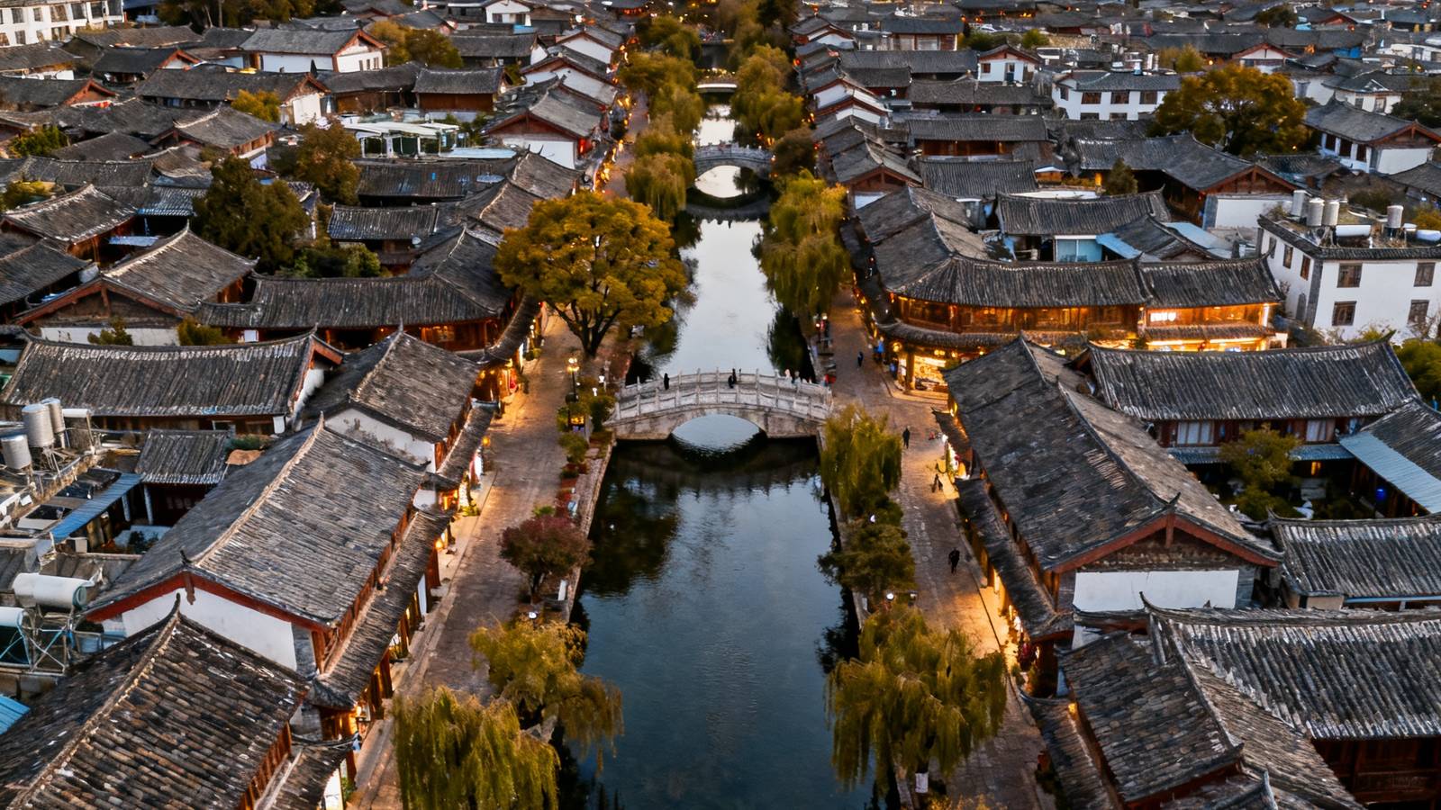 丽江古城慢直播系统的实时画面截图，展示了古城全景，画面清晰稳定，色彩还原自然